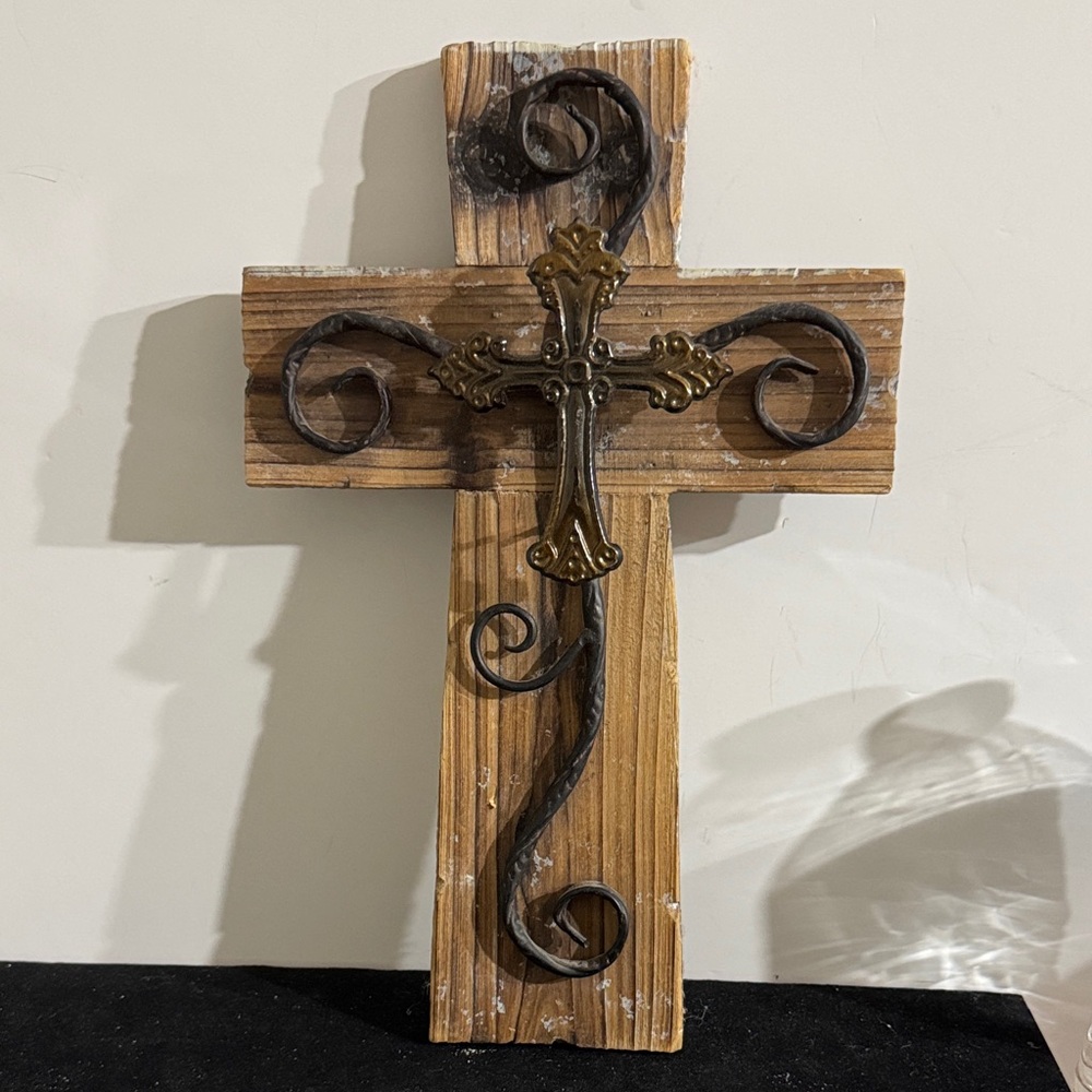 Vintage Distress Rustic metal and wood scrollwork wall hanging cross. - Picture 2 of 6